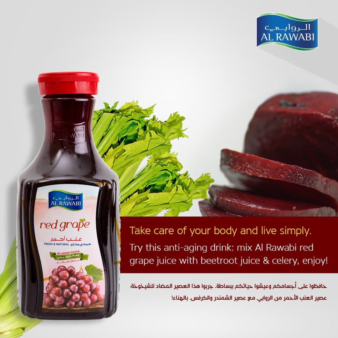 Red grape juice bottle beside sliced beetroot and celery, with a bilingual recipe tip